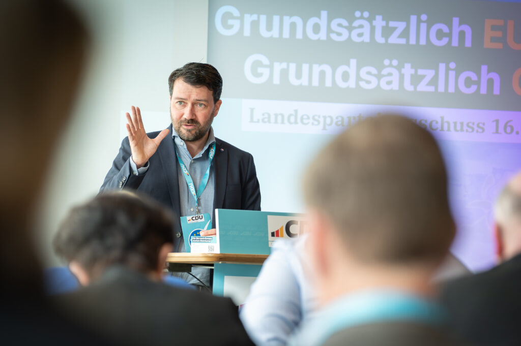 Jochen Steinkamp als Redner beim CDU-Landesausschuss im TGO Technologie- und Gründerzentrum Oldenburg, fotografiert von Eventfotograf Björn Stuhr.