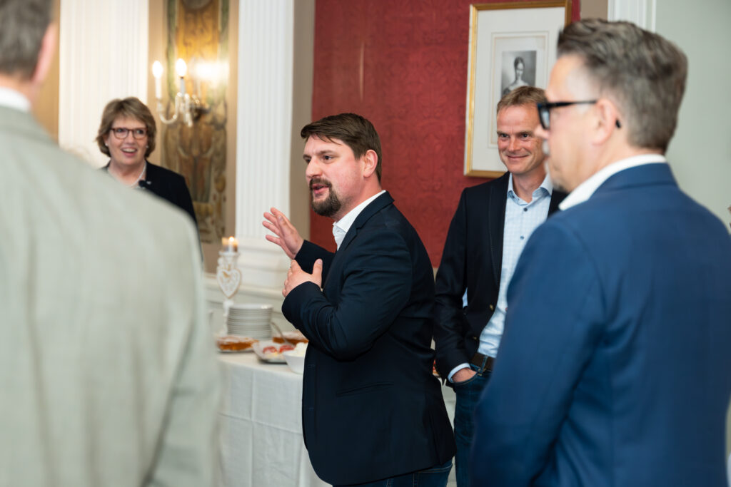 Niklas Howad spricht bei der CDU-Mitgliederehrung im Fürstensaal der Klinkerburg Oldenburg vor einer kleinen Gruppe.