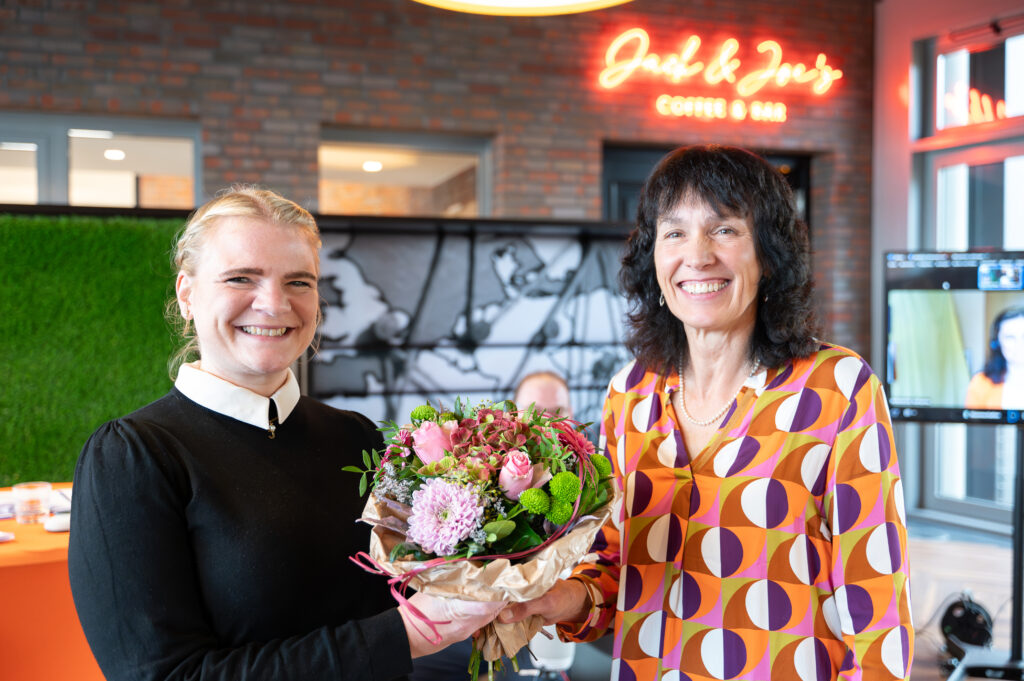 Zwei Frauen bei Blumenübergabe beim Frauen Union Landesdelegiertentag in Vechta, fotografiert von Björn Stuhr