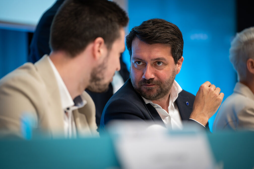 Intensives Gespräch zwischen zwei Männern beim CDU-Landesparteitag im Forum Hasetal Löningen, fotografiert von Eventfotograf Björn Stuhr.